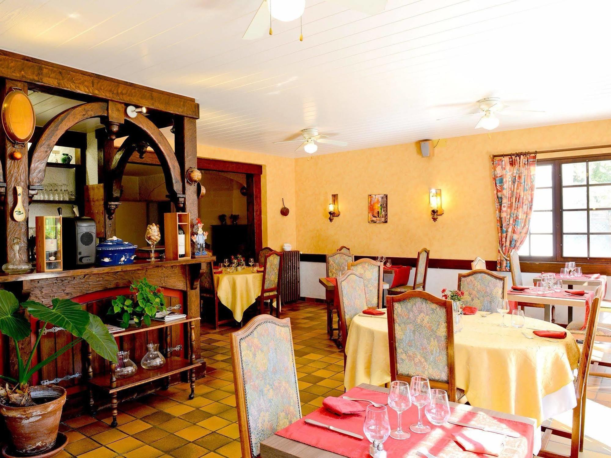 Logis Hostellerie Du Neez Gan Esterno foto